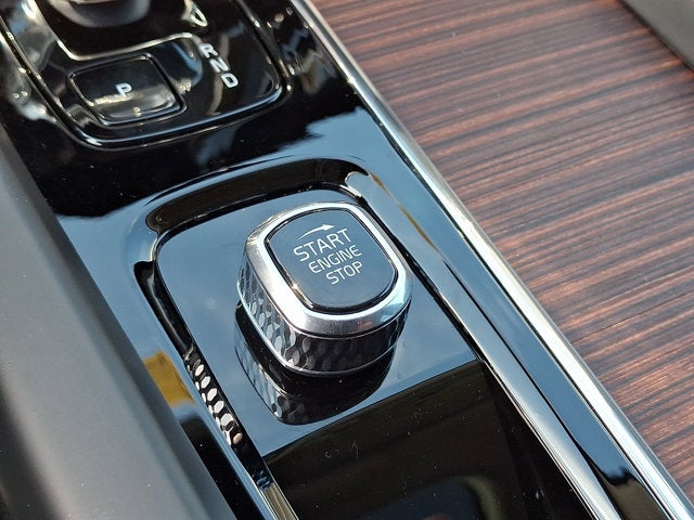 2024 Volvo XC60 Ultimate Dark Theme