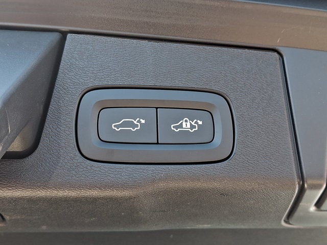 2024 Volvo XC60 Ultimate Dark Theme