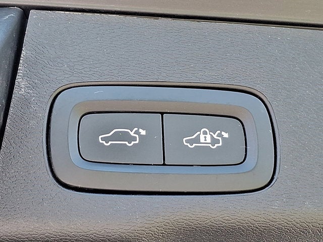 2023 Volvo XC60 Plus Bright Theme