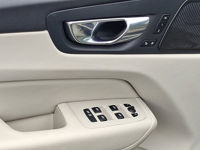 2023 Volvo XC60 Plus Bright Theme