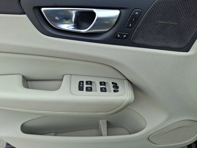 2023 Volvo XC60 Plus Bright Theme