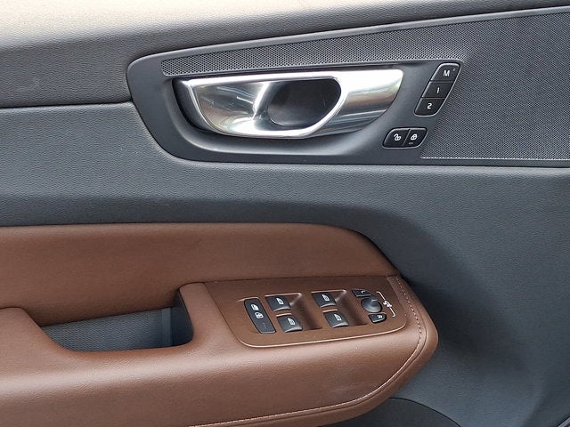 2023 Volvo XC60 Plus Bright Theme