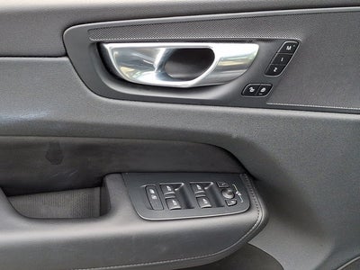 2023 Volvo XC60 Plus Dark Theme