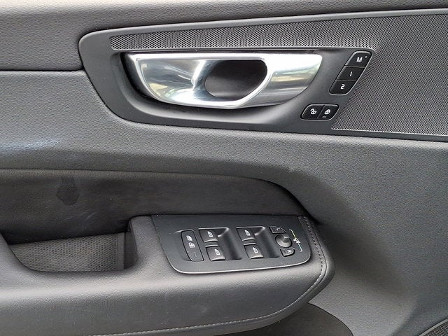 2023 Volvo XC60 Plus Dark Theme