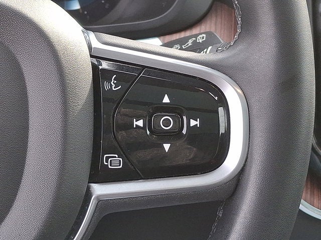 2023 Volvo XC60 Plus Dark Theme