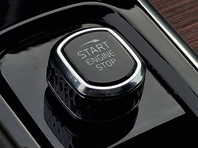 2023 Volvo XC60 Plus Dark Theme