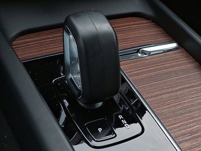 2023 Volvo XC60 Plus Dark Theme