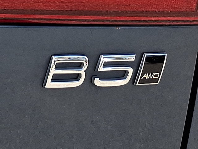 2023 Volvo XC60 Plus Dark Theme