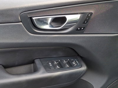 2023 Volvo XC60 Plus Dark Theme