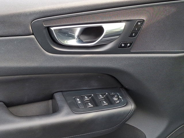 2023 Volvo XC60 Plus Dark Theme