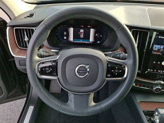 2023 Volvo XC60 Plus Dark Theme