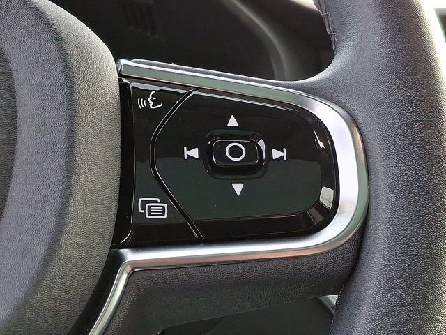 2023 Volvo XC60 Plus Dark Theme