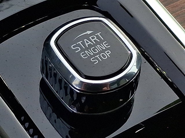 2023 Volvo XC60 Plus Dark Theme