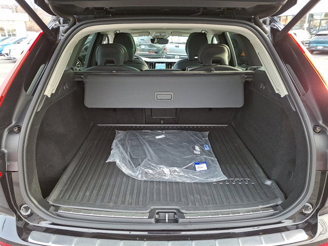 2023 Volvo XC60 Plus Dark Theme