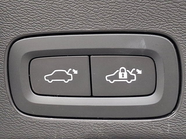 2023 Volvo XC60 Plus Dark Theme