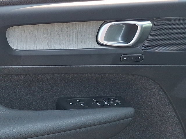 2024 Volvo XC40 Plus Bright Theme