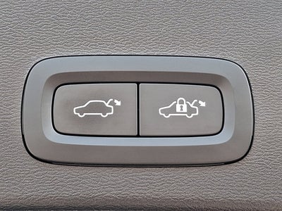 2024 Volvo XC40 Plus Bright Theme