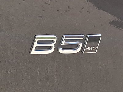 2024 Volvo XC40 Plus Bright Theme