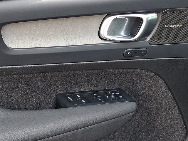 2025 Volvo XC40 Ultra Dark Theme