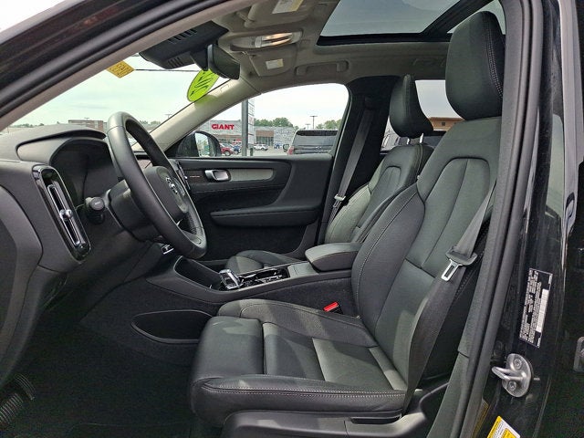 2025 Volvo XC40 Ultra Dark Theme