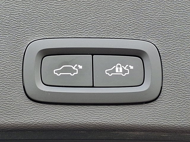 2025 Volvo XC40 Ultra Dark Theme