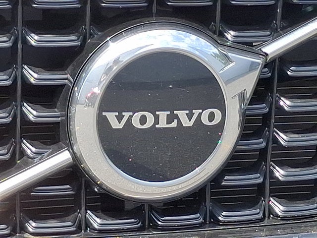 2023 Volvo XC40 Plus Dark Theme