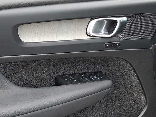 2023 Volvo XC40 Plus Dark Theme