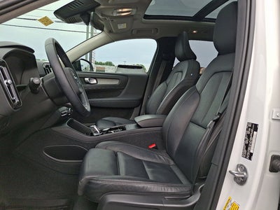 2023 Volvo XC40 Plus Dark Theme