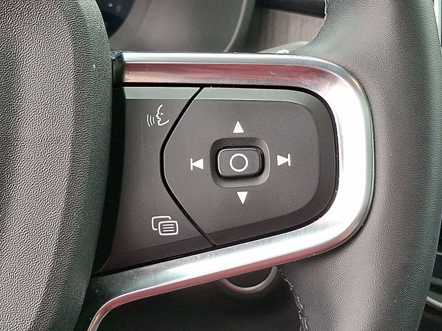 2023 Volvo XC40 Plus Dark Theme