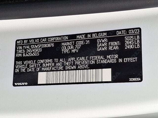 2023 Volvo XC40 Plus Dark Theme