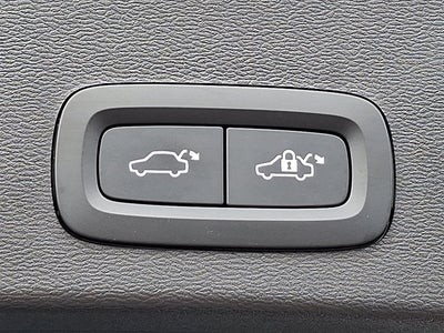 2023 Volvo XC40 Plus Dark Theme