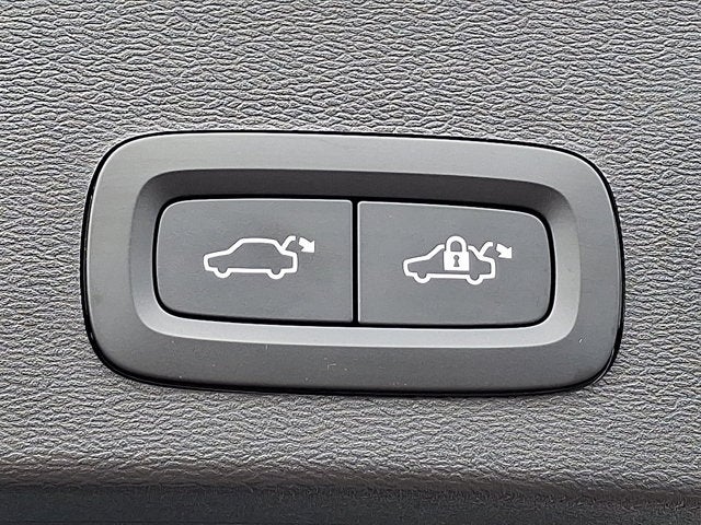 2023 Volvo XC40 Plus Dark Theme