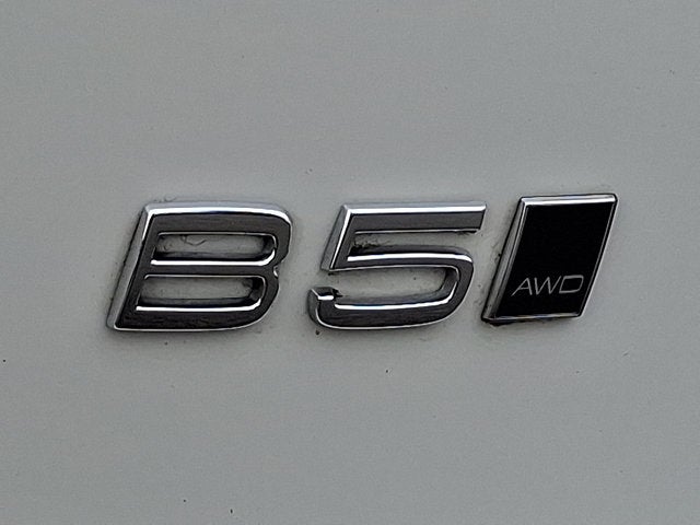 2023 Volvo XC40 Plus Dark Theme