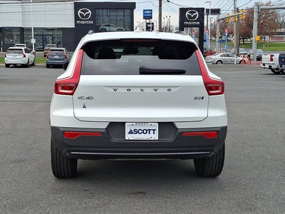 2023 Volvo XC40 Plus Dark Theme
