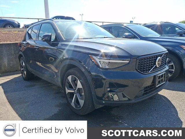 2023 Volvo XC40 Plus Dark Theme