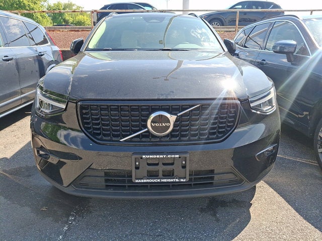2023 Volvo XC40 Plus Dark Theme