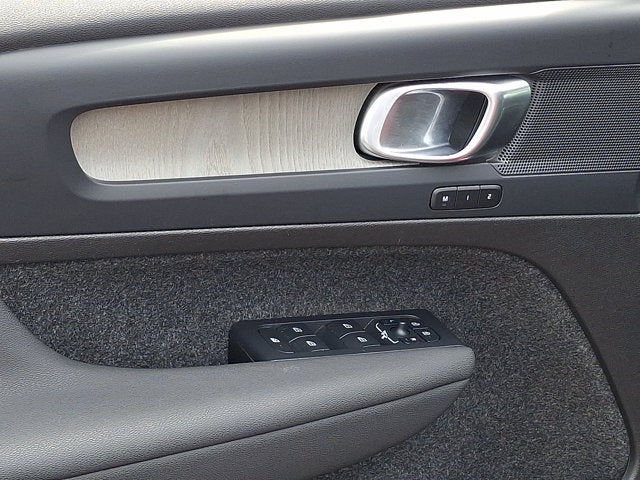 2023 Volvo XC40 Plus Dark Theme