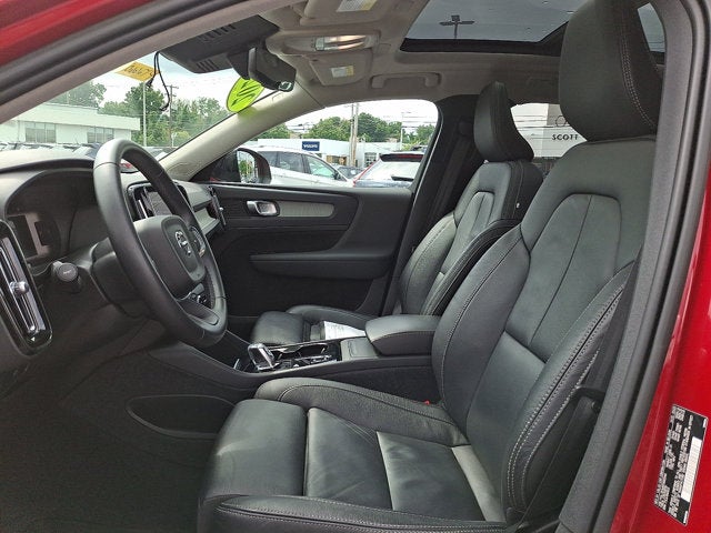 2023 Volvo XC40 Plus Dark Theme