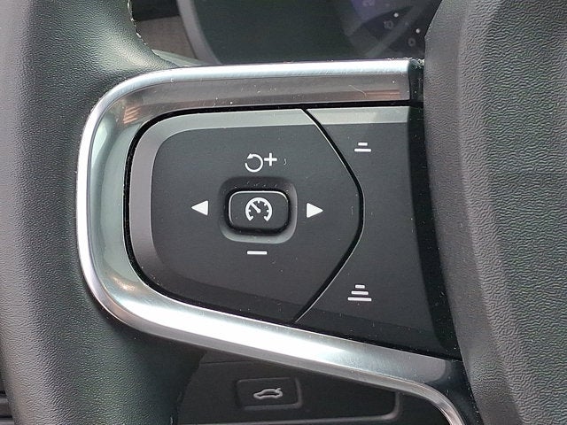2023 Volvo XC40 Plus Dark Theme