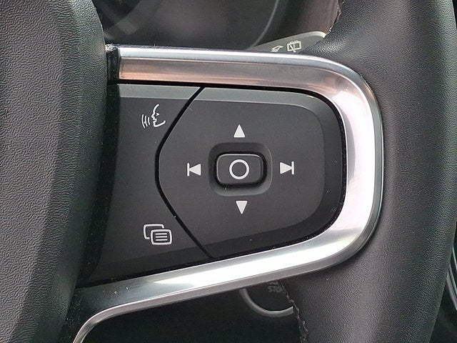 2023 Volvo XC40 Plus Dark Theme