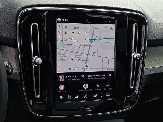 2023 Volvo XC40 Plus Dark Theme