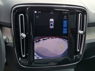 2023 Volvo XC40 Plus Dark Theme