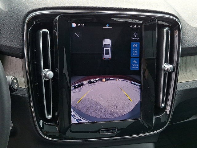 2023 Volvo XC40 Plus Dark Theme