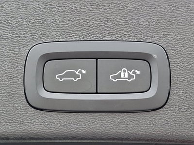 2023 Volvo XC40 Plus Dark Theme