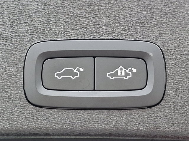 2023 Volvo XC40 Plus Dark Theme
