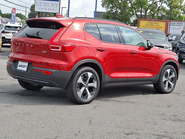 2023 Volvo XC40 Plus Dark Theme