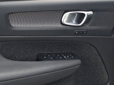 2023 Volvo XC40 Plus Dark Theme