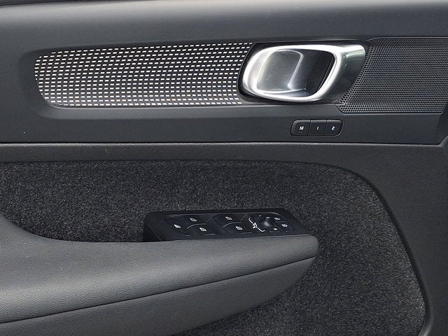 2023 Volvo XC40 Plus Dark Theme
