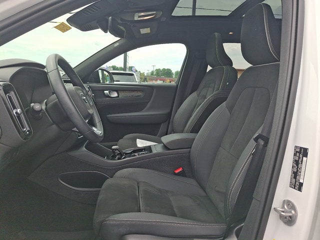 2023 Volvo XC40 Plus Dark Theme