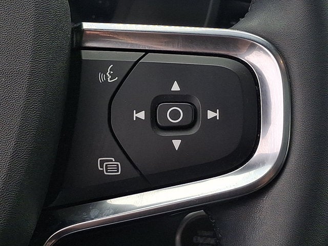 2023 Volvo XC40 Plus Dark Theme